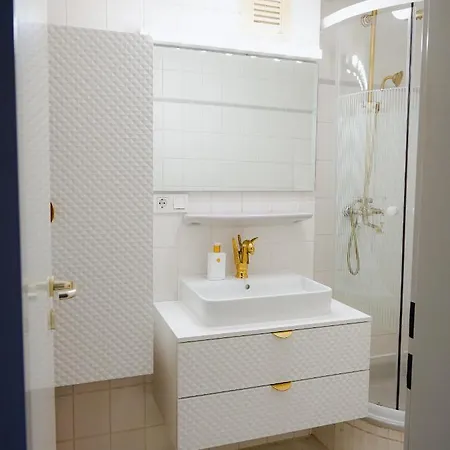 Designer An Der Leineinsel In Hannover, Direkt Am Wasser In Ruhiger Laage, Messeapartment * Ганновер