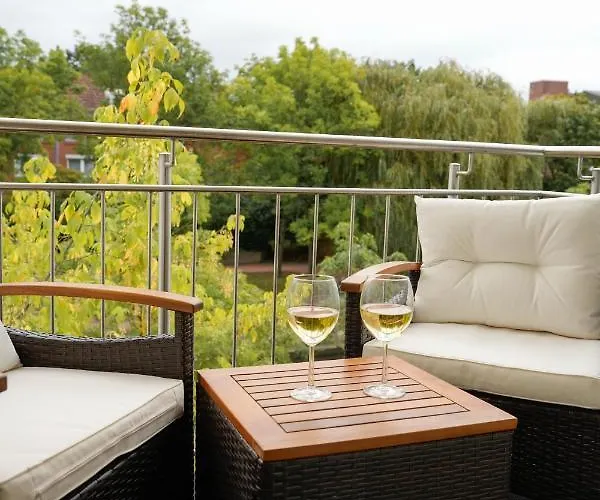 Designer An Der Leineinsel In Hannover, Direkt Am Wasser In Ruhiger Laage, Messeapartment Hannover